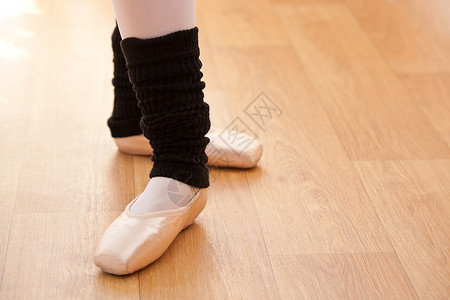 上课时芭蕾舞女的脚贴近美丽高清图片素材