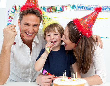 孩子蛋糕一家人庆祝小男孩生日的肖像背景