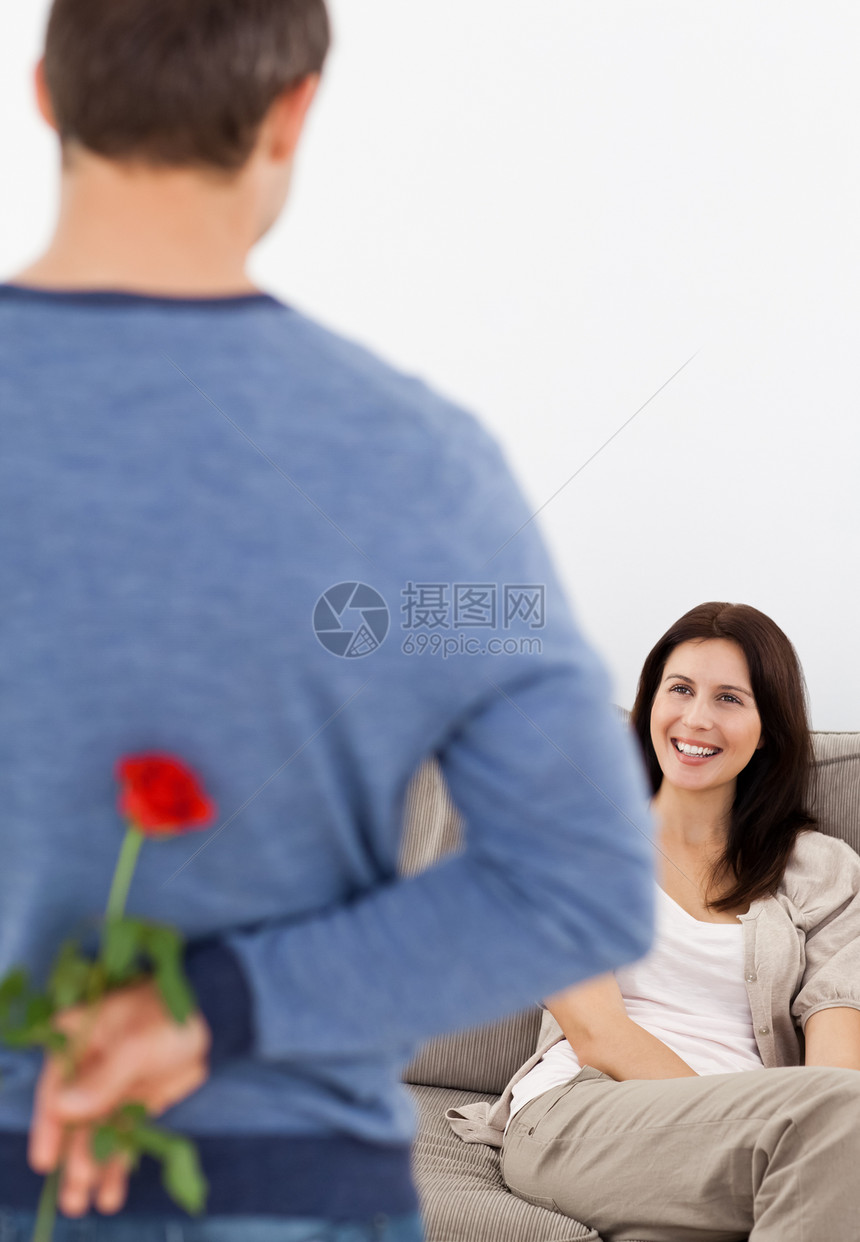 黑魔人为了女友背着一朵花躲在背后图片