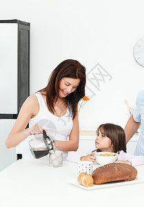 母亲和女儿与家人一起吃早饭家庭高清图片素材