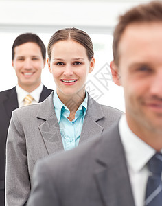 快乐的女商务人士与她的两个搭档排队站在一起背景图片
