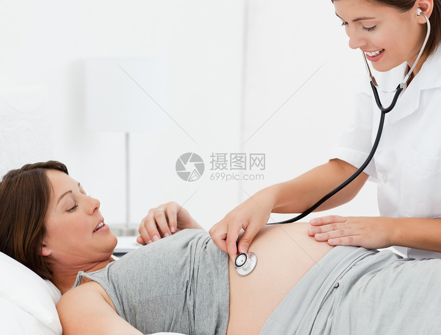 带护士的孕妇享受母亲白色几个月幸福婴儿喜悦腹部母性女性图片