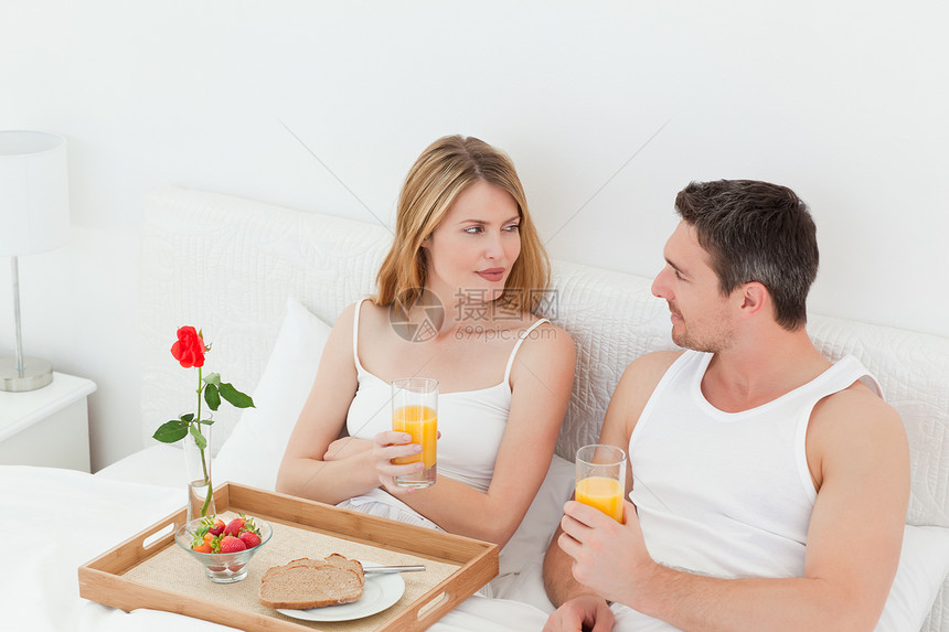 享受早餐的对美人盘子男性丈夫压痛说谎夫妻女士妻子女性服务图片