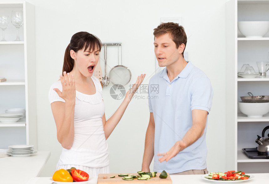 在厨房有争执的年轻恋人争议胡椒平底锅女士味道菜肴食物盘子乐趣午餐图片