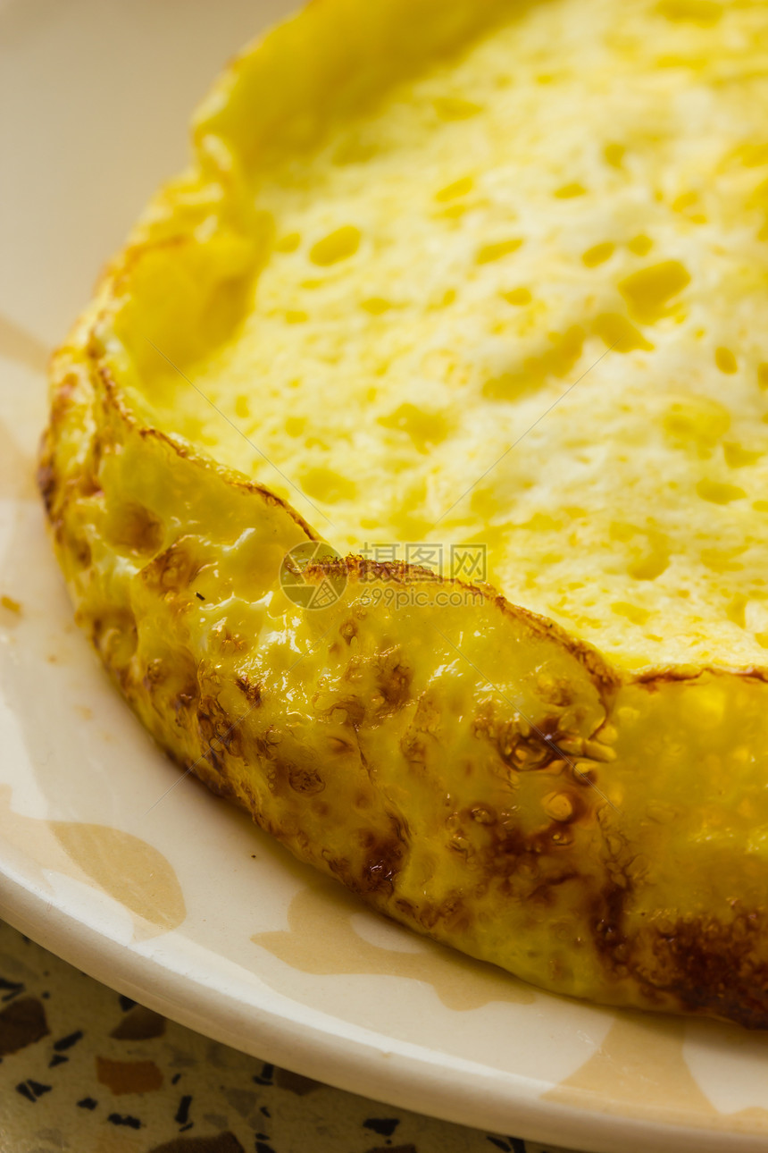 新鲜的热鲜毛煎蛋卷美食盘子食物蛋黄黄色煎饼早餐晴天油炸桌子图片