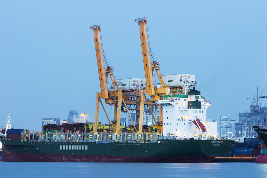 航运和物流运输及后勤卸载船厂贸易货运起重机船运龙门架码头港口货轮图片