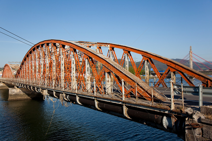 西班牙坎塔布里亚科林德勒斯桥晴天历史性城市拱门金属建筑学工程图片