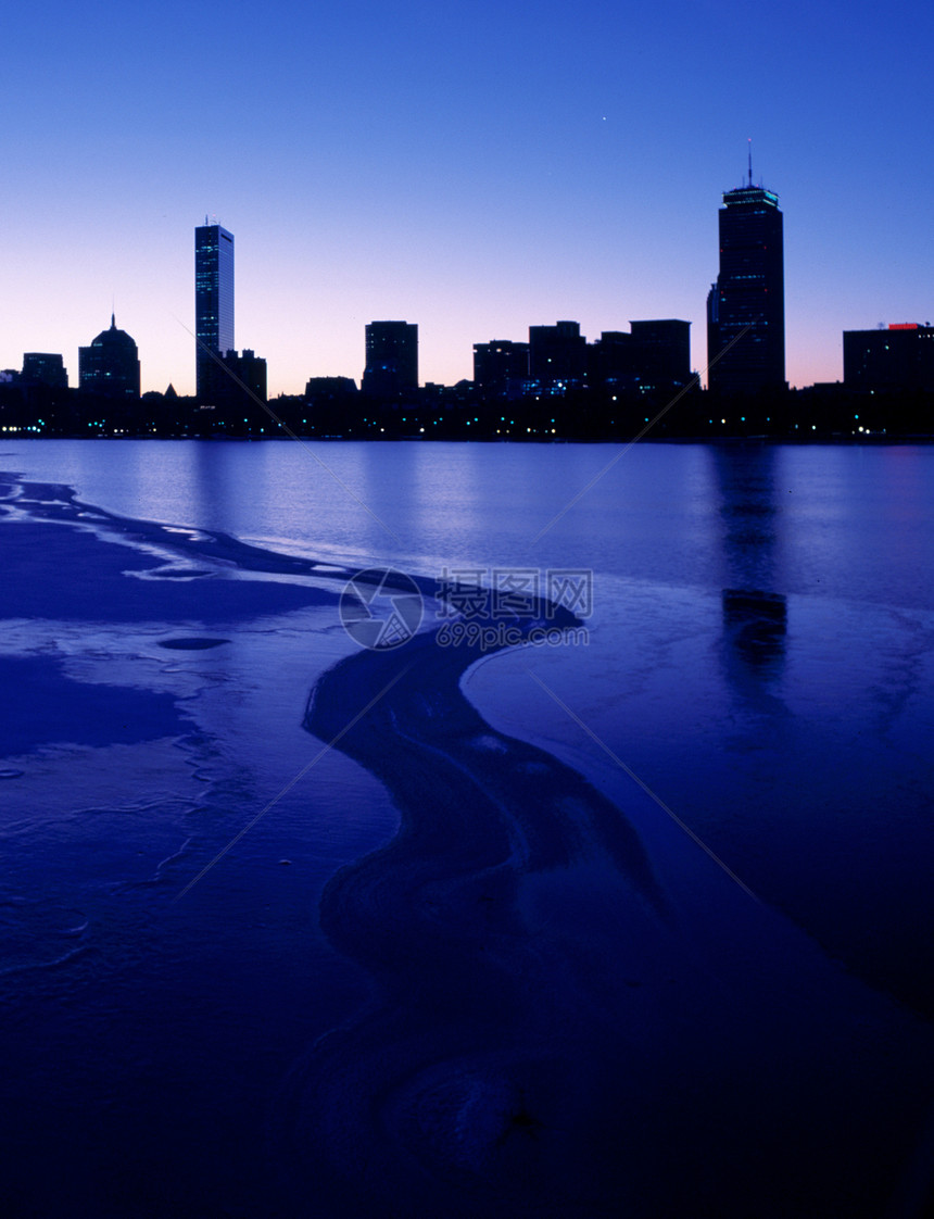 黎明时分在波士顿后湾摩天大楼天际建筑景观办公室蓝色反射城市天空图片