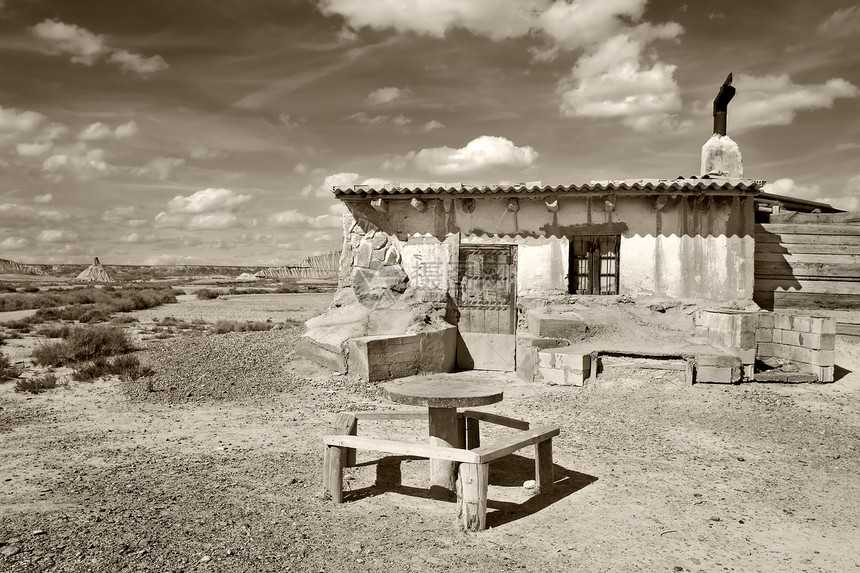 在西班牙纳瓦拉的Bardenas难民 黑白混杂地 西班牙纳瓦拉晴天烟囱侵蚀黑色避难所孤独黑与白房子沙漠图片