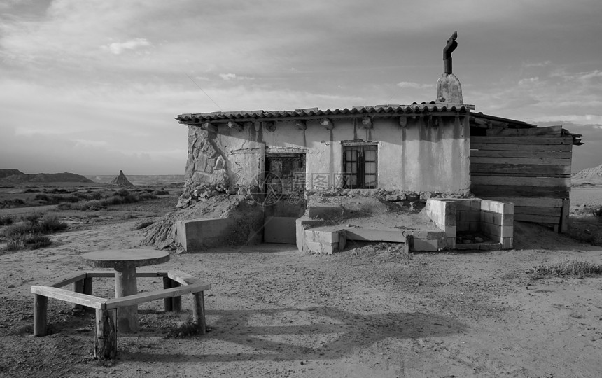 在西班牙纳瓦拉的Bardenas难民 黑白混杂地 西班牙纳瓦拉侵蚀避难所孤独黑与白烟囱黑色房子晴天沙漠图片