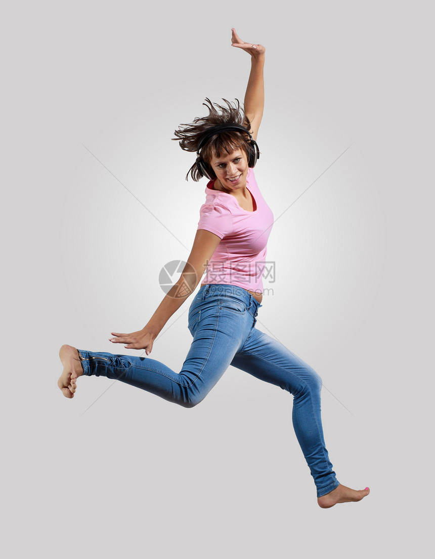 年轻妇女跳舞和跳跃灵活性工作室演员姿势活力音乐有氧运动派对女孩成人图片