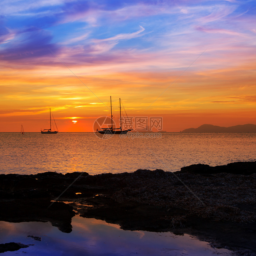 Ibiza 视图从前台的色彩多彩的日落旅行天空太阳海岸海滩支撑橙子旅游胰岛地标图片