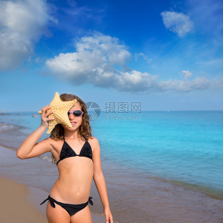 有比基尼海星和太阳眼镜的蓝色海滩女孩太阳镜孩子热带游客幸福孩子们假期海洋旅行眼镜图片