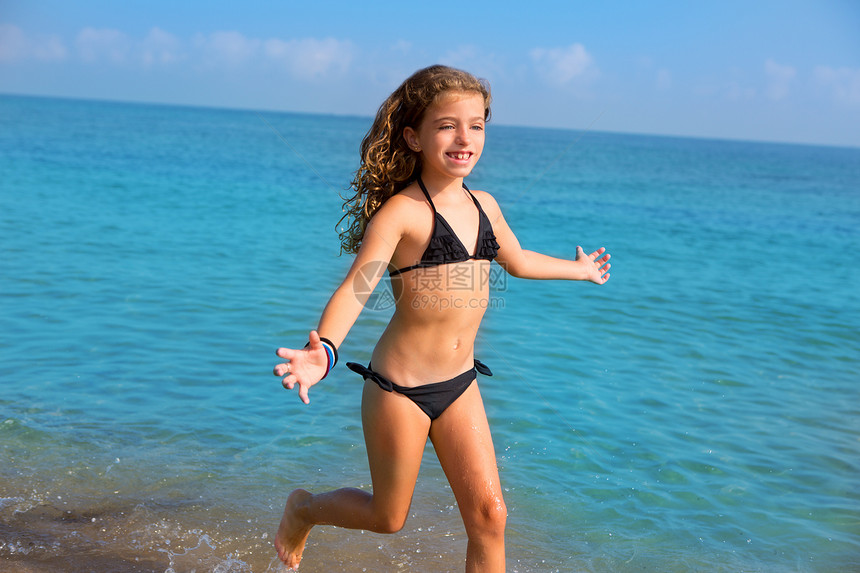 蓝沙滩女孩 比基尼跳着跑着跳着比基尼孩子泳装支撑游客跑步海洋享受飞溅幸福旅行图片
