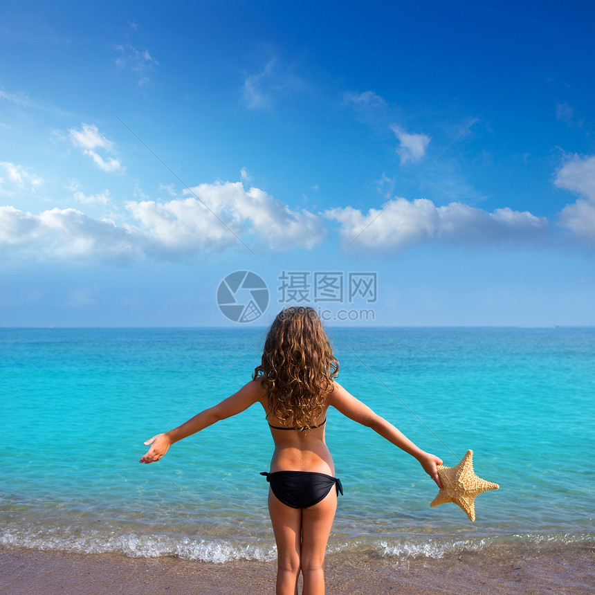 蓝色海滩女孩 比基尼有海星后视女性游客孩子海洋假期支撑旅行童年泳装热带图片