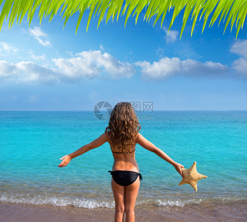 蓝色海滩女孩 比基尼有海星后视泳装海洋旅行热带女性享受假期孩子童年游客图片