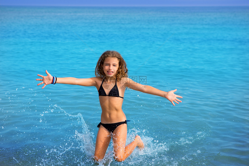 蓝沙滩女孩 比基尼跳着跑着跳着比基尼飞溅孩子跳跃童年孩子们旅行假期游客跑步海洋图片