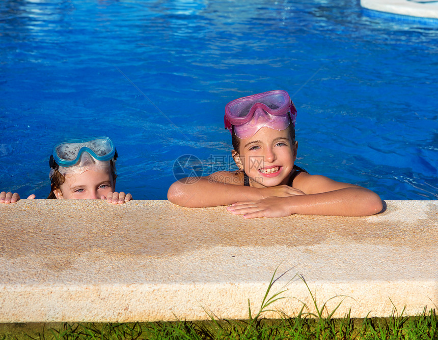 蓝泳池游泳池边的蓝眼睛女孩微笑季节孩子们童年享受太阳呼吸管游泳衣女孩们水池冒充图片