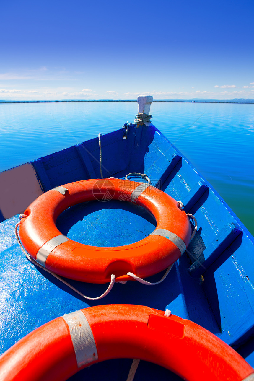 蓝船在巴伦西亚Albufera湖航行支撑码头手掌社区销售太阳晴天独木舟反射港口图片