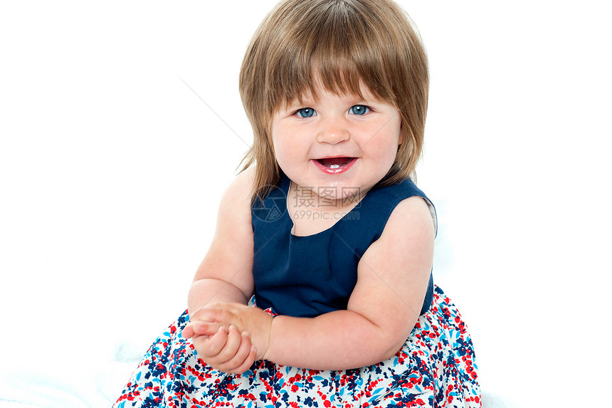 一个可爱的女婴坐着的肖像图片