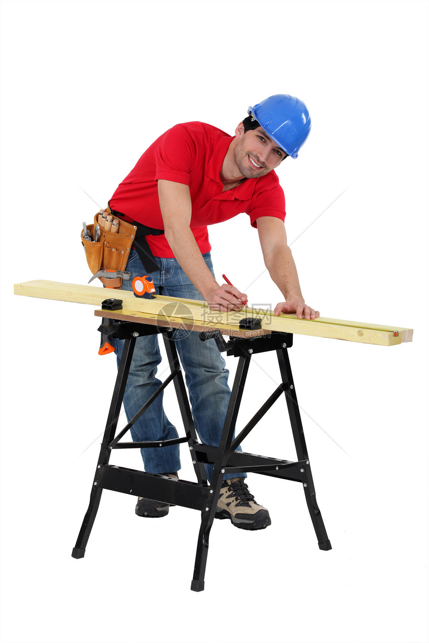 人在木板上标记测量仪表夹子木工零售商工作衣领木匠工具人士工作台安全图片