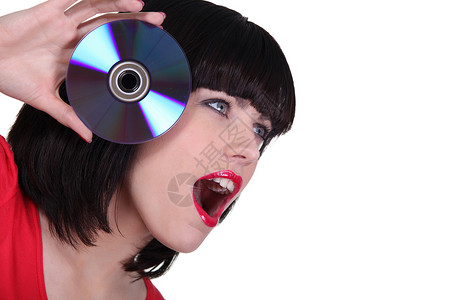 CD格式妇女持有一张CD店铺格式发型娱乐女士理发光盘嘴唇口红公告背景