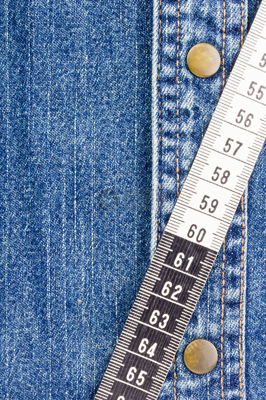 Denim上的测量磁带斜纹裁缝蓝色缝纫棉布靛青织物崎岖褪色按钮图片