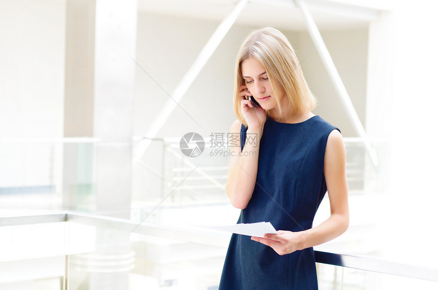 持有报告的商业妇女企业中拥有报告的妇女衣服蓝色幸福微笑工人人士办公室成人职业预算图片