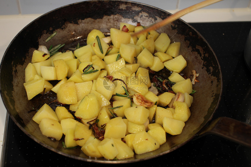 生土豆烘烤警戒线食谱食物蔬菜黑色蓝色育肥厨房润滑脂图片