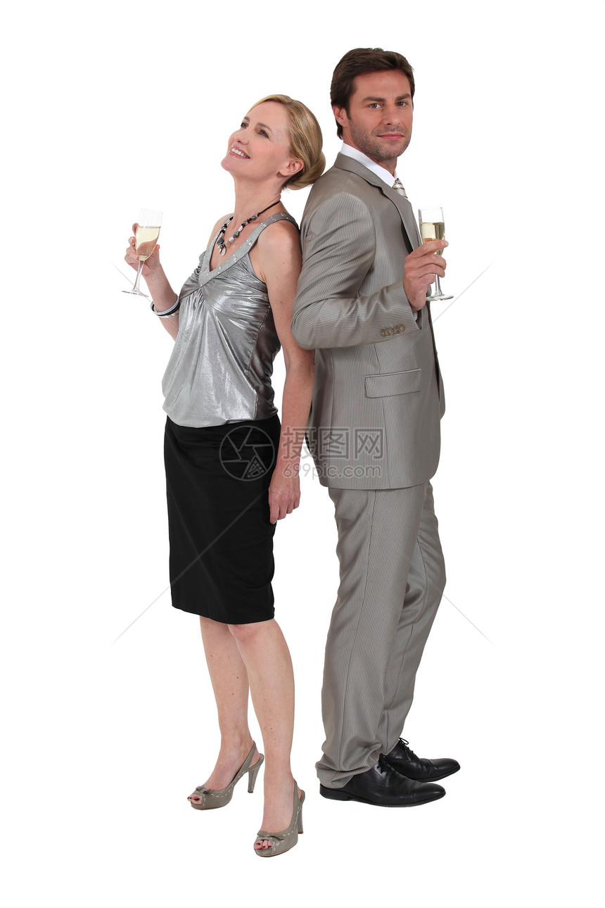 一对情侣背靠背拿着香槟杯图片