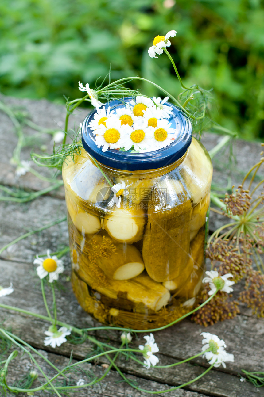 家里的黄瓜罐头雏菊蔬菜玻璃晴天补给品花朵营养食物贮存产品图片