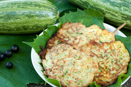 葡萄叶上带新鲜菜的煎饼早餐油炸草本植物蔬菜厨房饼子午餐壁球小吃美食背景