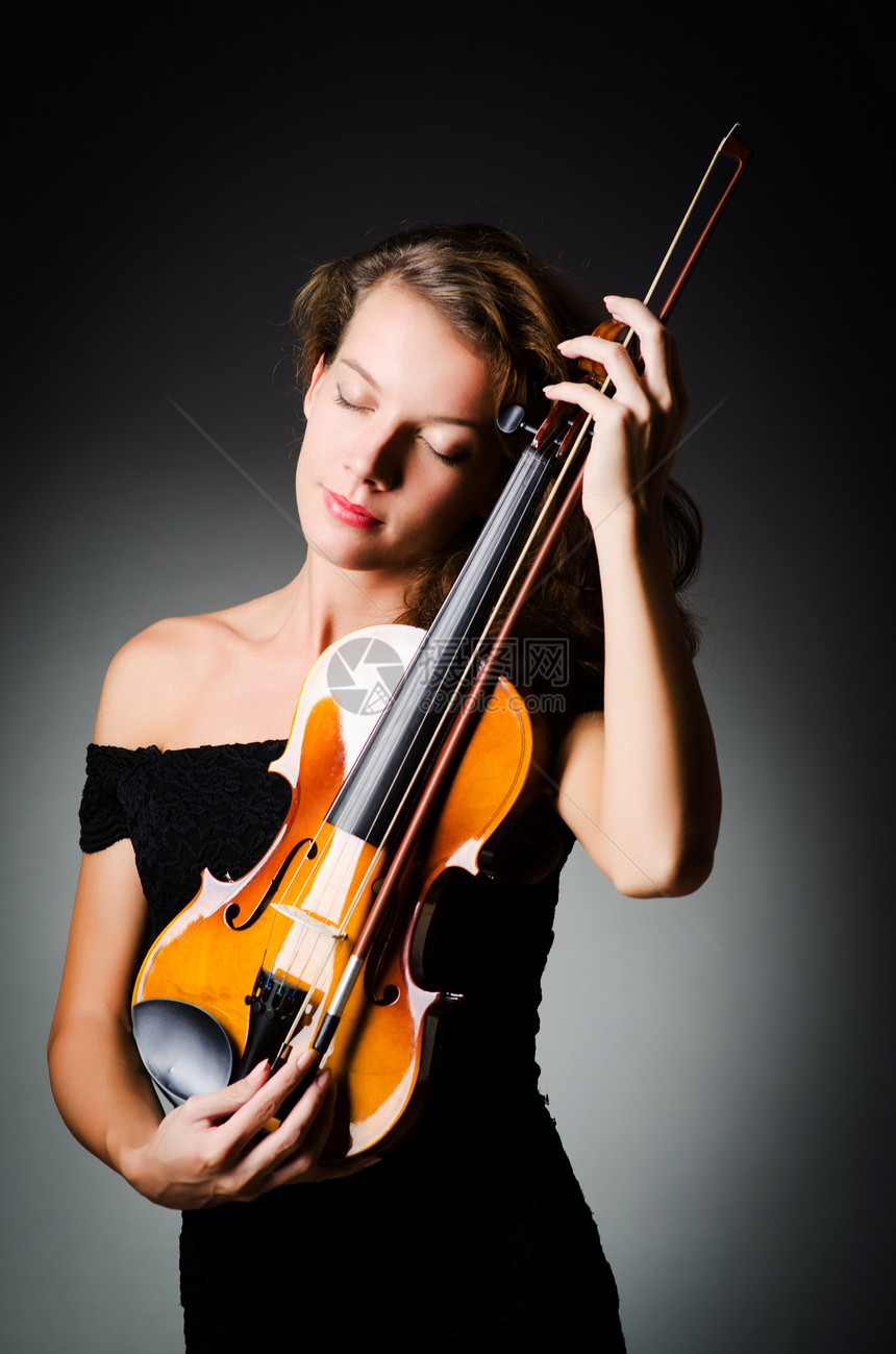 在暗房里拉小提琴的女人音乐会女性音乐玩家乐队艺术手指乐器演员演奏家图片