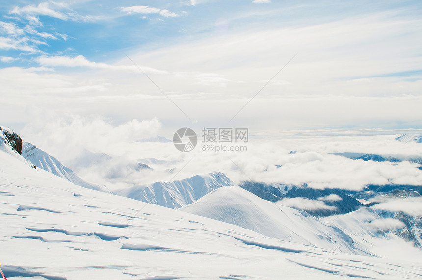明亮的冬天天雪山滑雪旅行顶峰假期太阳蓝色天空白色阳光山脉图片