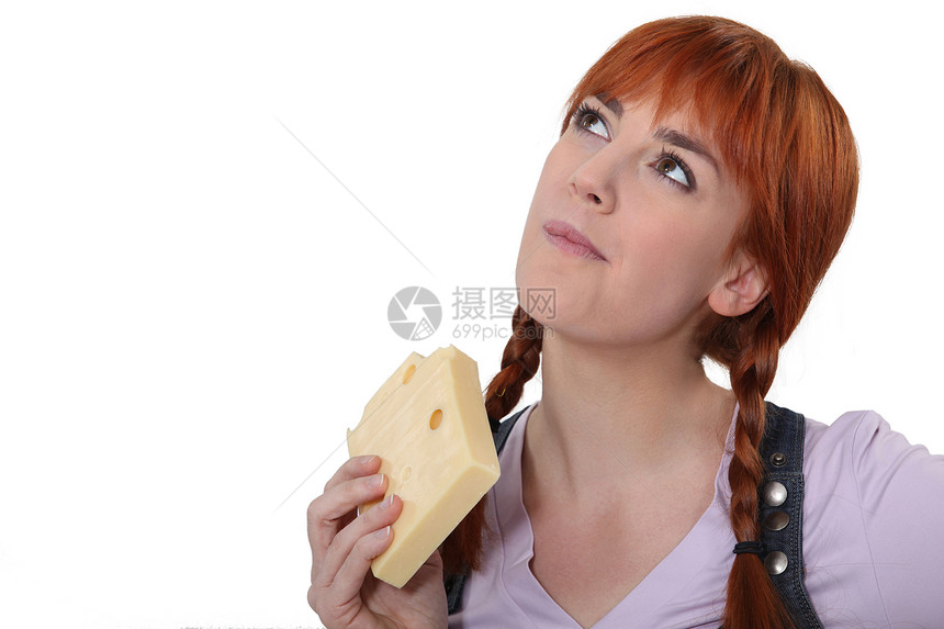 女人吃一块奶酪图片