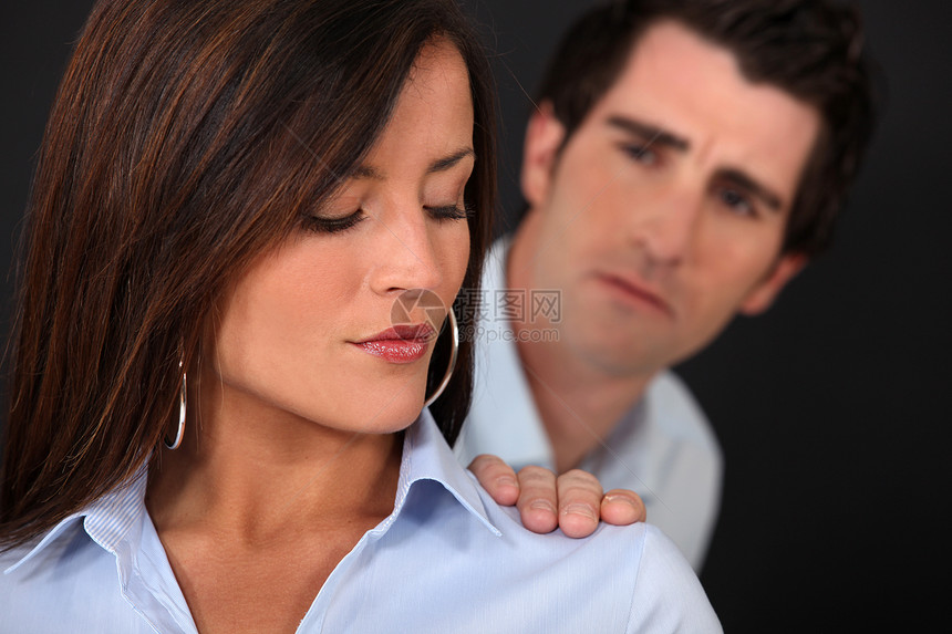 关心他的男人摸着妻子的肩膀图片