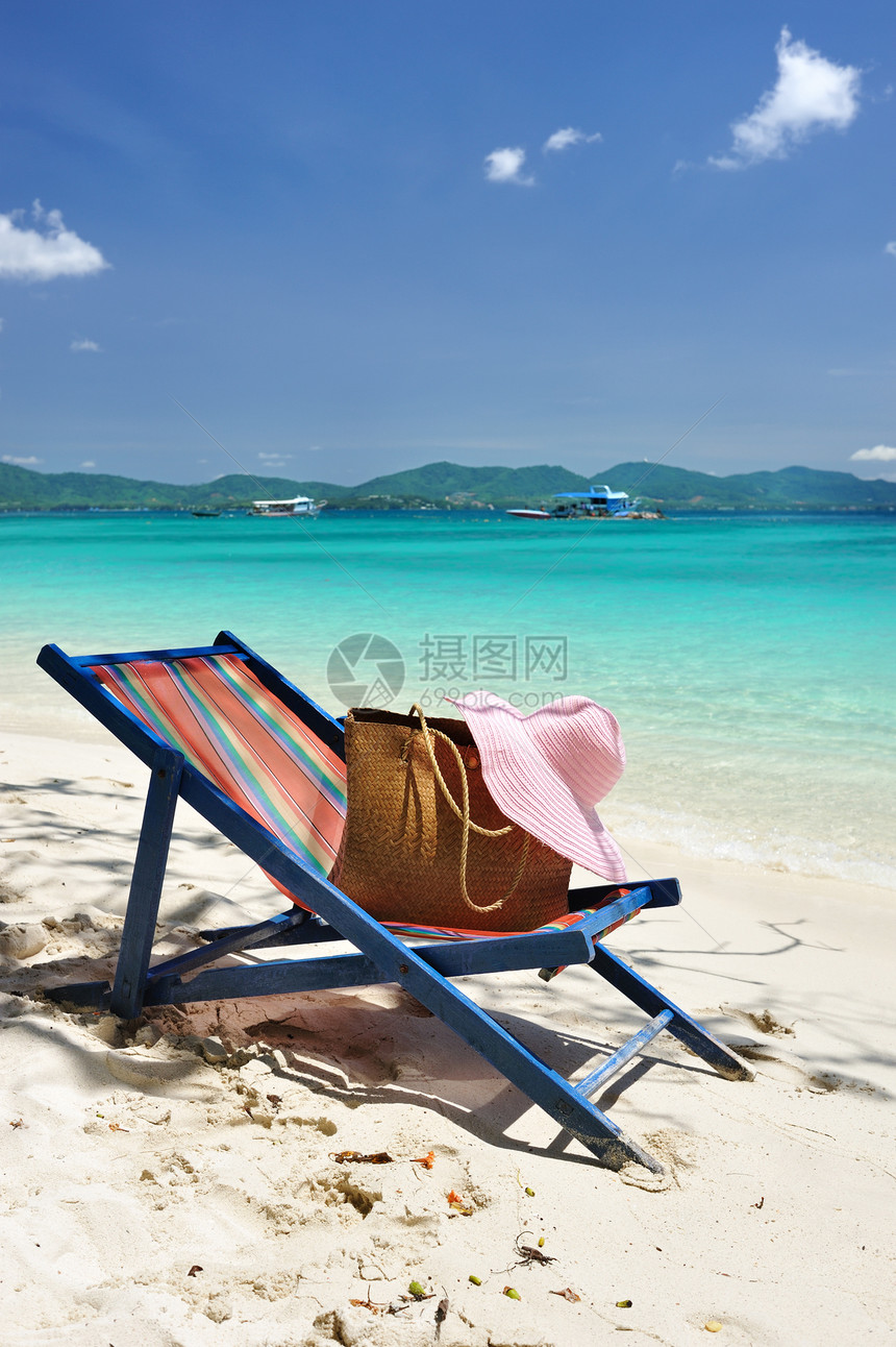 海滩黄色蓝色假期地平线天空躺椅旅行热带海洋风景图片