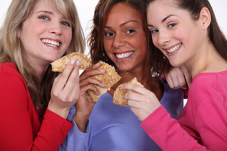 三个朋友吃煎饼背景图片