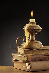 蜡烛木头背景火焰图书深色背景图片
