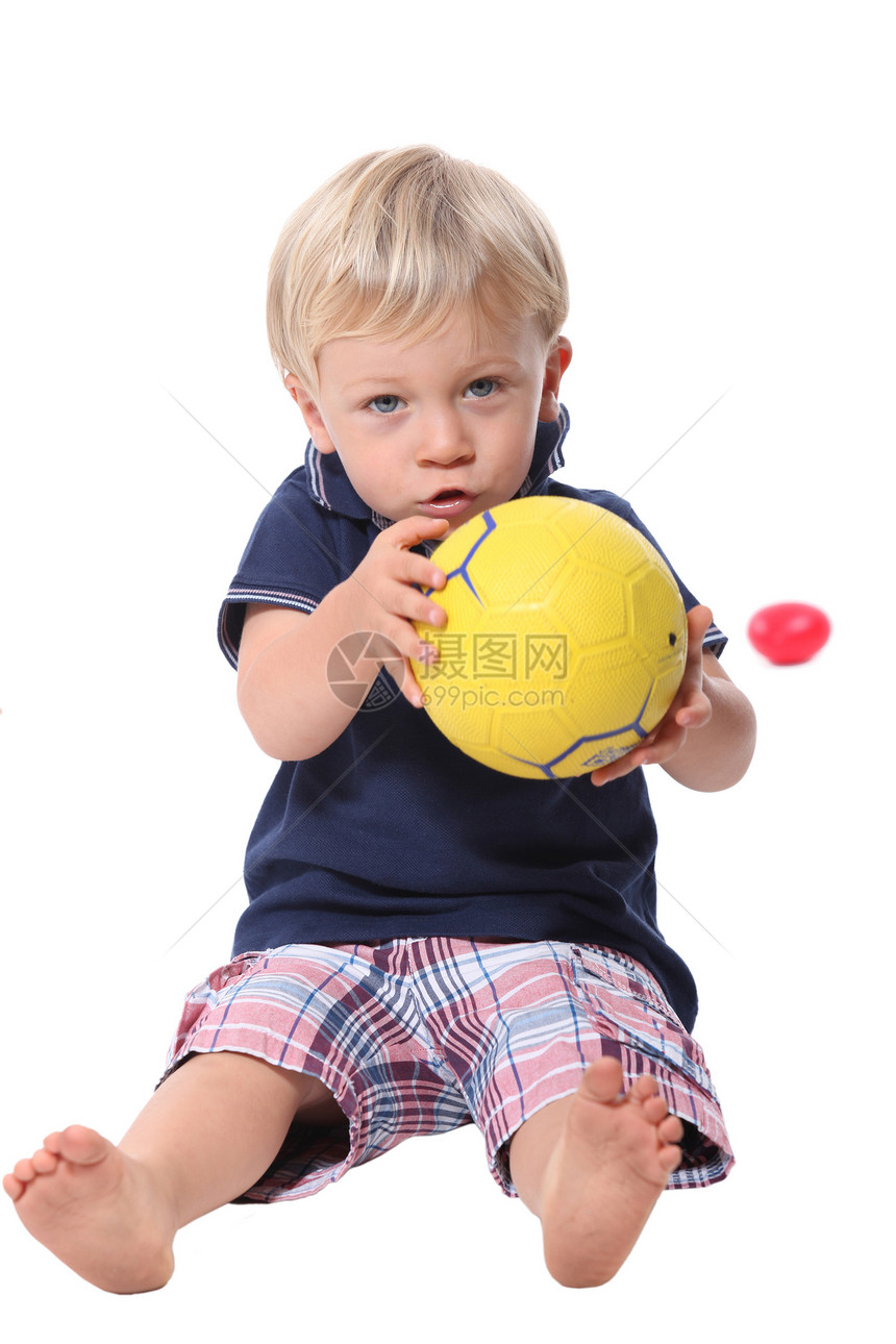 拿着足球的小男孩婴儿头发孩子白色运动男生钳子金发小家伙玩家图片