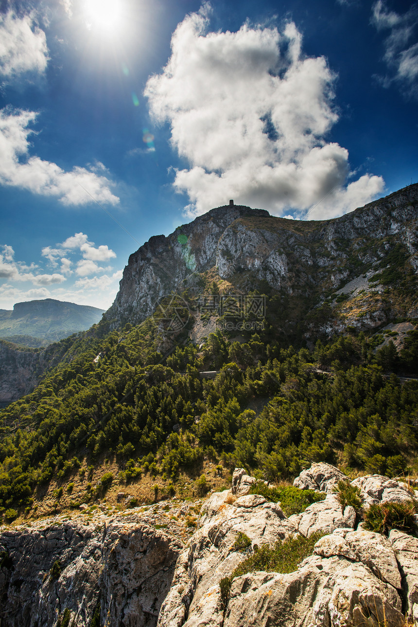 Mallorca山地观西班牙天空爬坡太阳石头旅游树木蓝色岩石假期地标图片