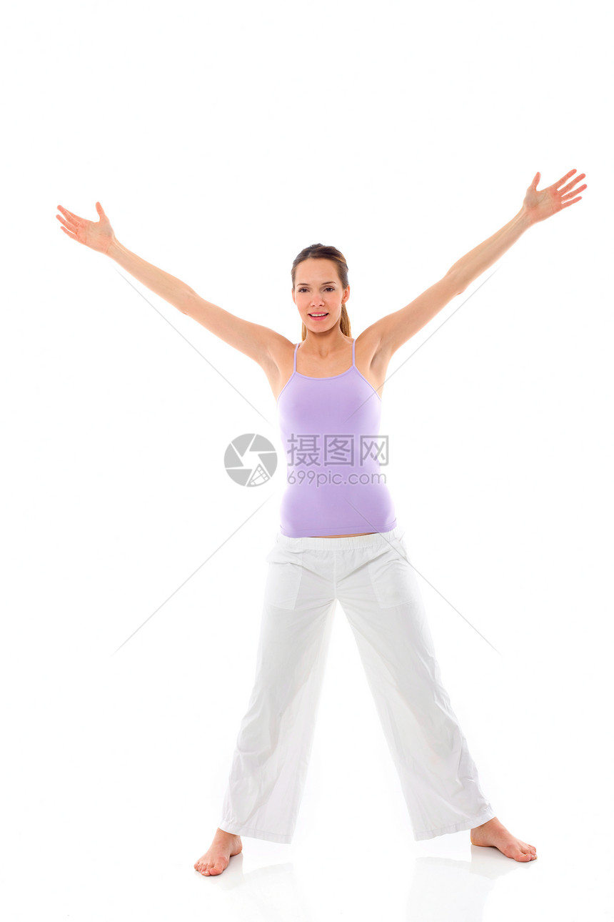 年轻女子在白背景演播室做瑜伽年轻人背心体操微笑双臂娱乐赤脚器材成人女性图片