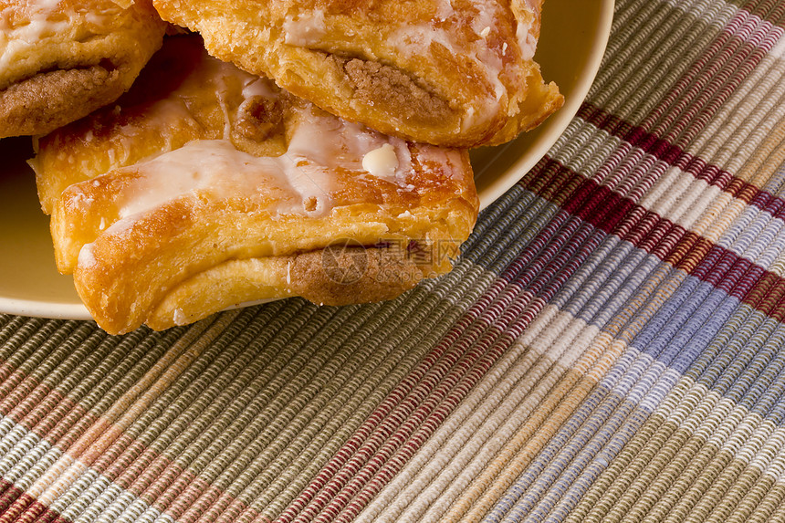 甜甜卷小吃烘烤美味甜蜜面包餐具粘性盘子食物餐巾纸图片