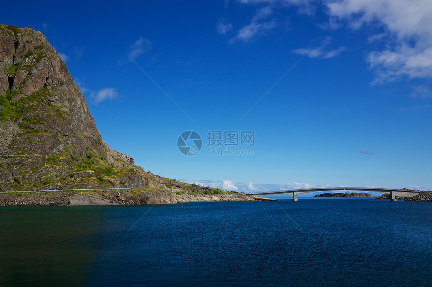 挪威的公路岛屿峡湾全景海岸悬崖风景山脉岩石海洋图片