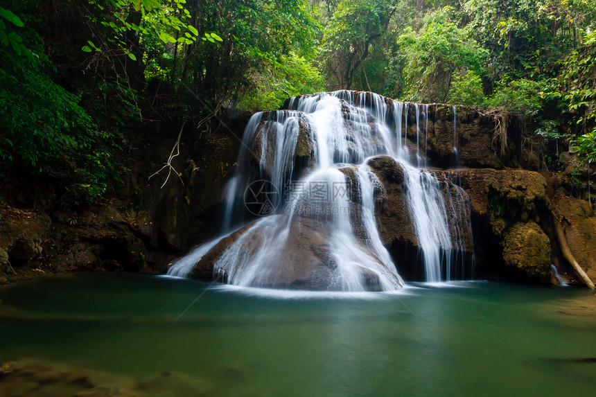 泰国省国家公园瀑布测量热带叶子环境森林丛林美丽小溪流动岩石图片