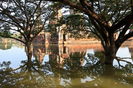 Ayutthaya的寺庙被洪水淹没宗教历史地方佛法建筑学风景建筑结构文化背景图片