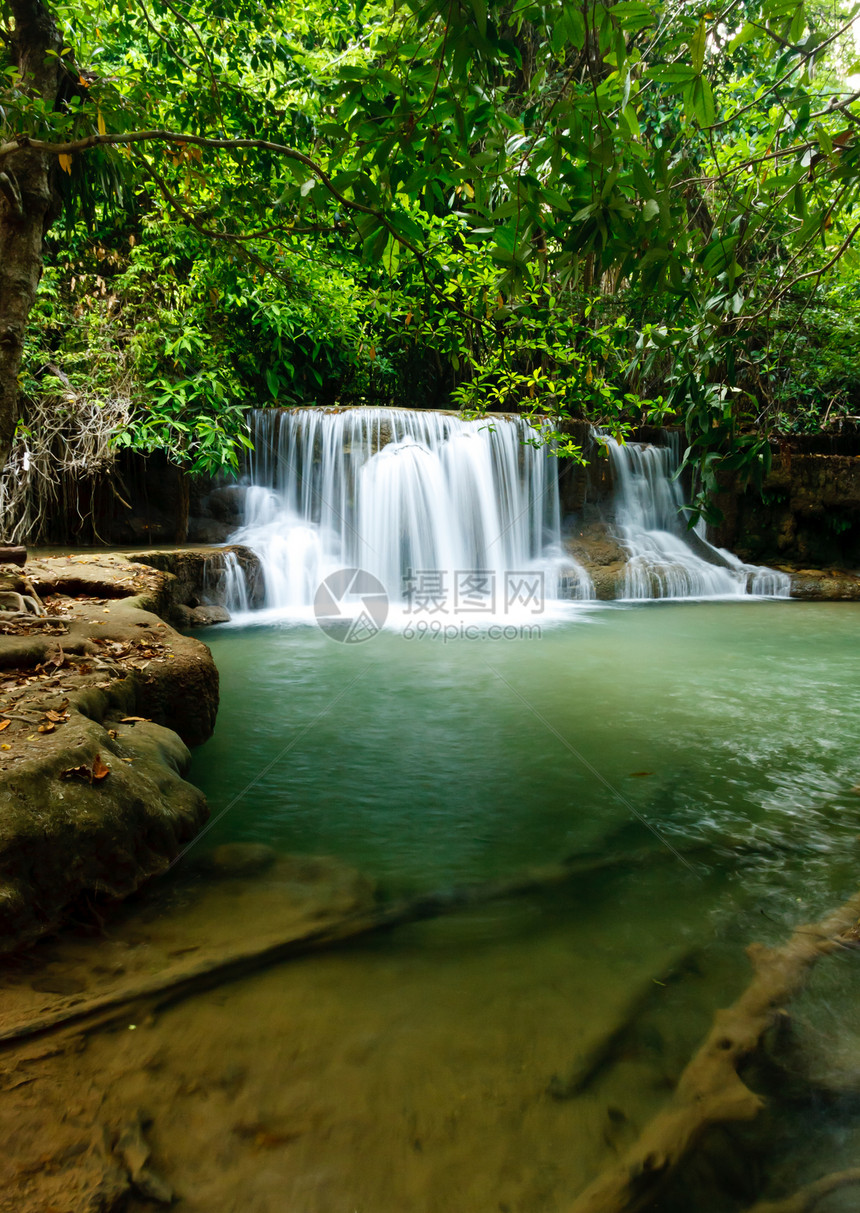泰国省国家公园瀑布叶子丛林溪流岩石美丽植物流动国家水池公园图片