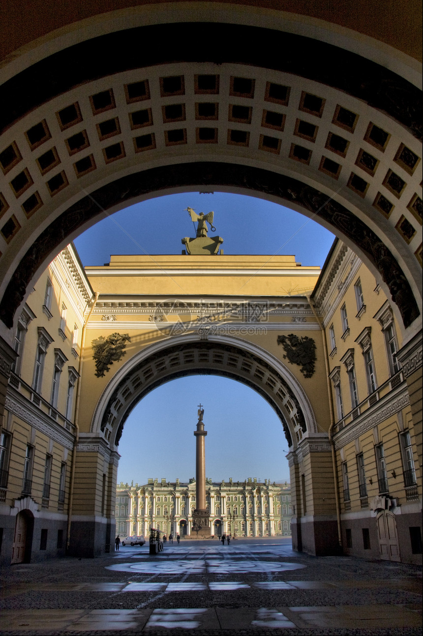 通过一个总参谋部的拱门对宫广场进行观察图片