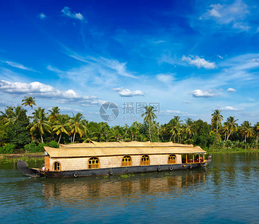 印度喀拉拉腊背水上的豪船运输航行日落渡船闲暇旅游船屋热带巡航旅行图片