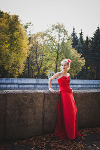 孤单女孩口红黄色树叶公园孤独裙子头发背景图片